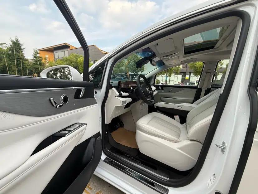 Buick GL8 New Energy 2024 Lu Zun Deluxe Edition 7-Seater — миниатюра 32