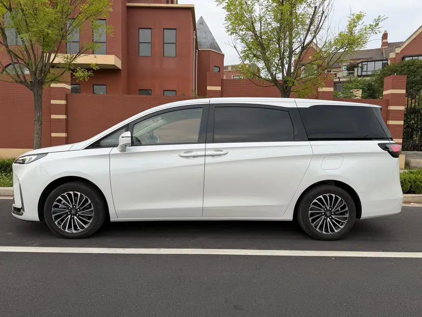 Buick GL8 New Energy 2025 Lu Shang Luxury Edition 7-Seater — миниатюра 17
