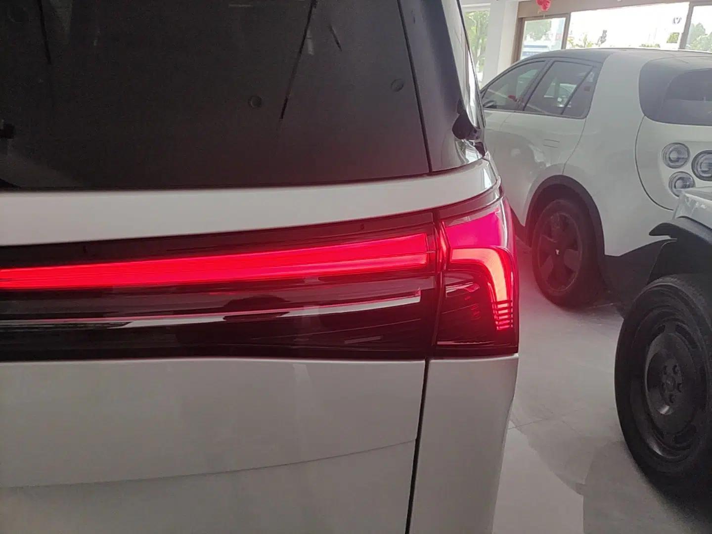 Buick GL8 New Energy 2025 Lu Shang Luxury Edition 7-Seater — миниатюра 9