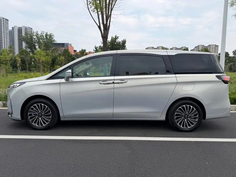 Buick GL8 New Energy 2025 Lu Shang Luxury Edition 7-Seater — миниатюра 13