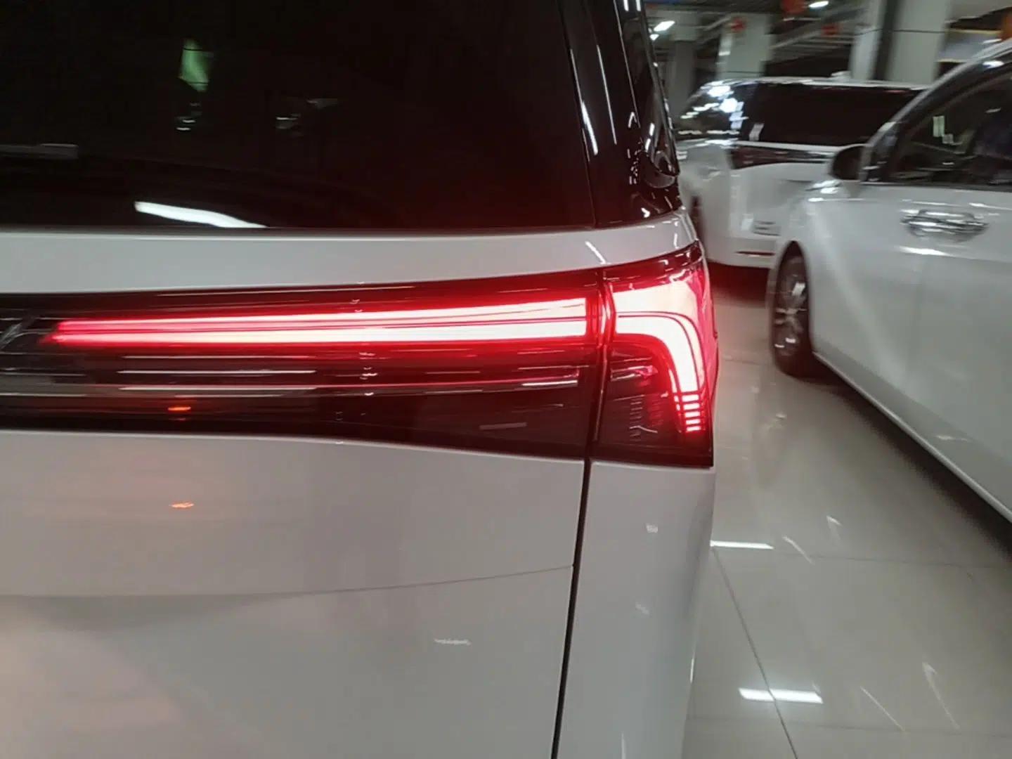 Buick GL8 New Energy 2025 Lu Shang Luxury Edition 7-Seater — миниатюра 9