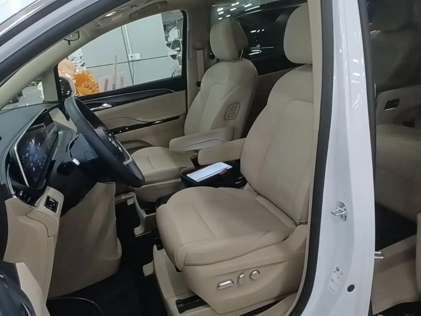 Buick GL8 New Energy 2025 Lu Shang Luxury Edition 7-Seater — миниатюра 17