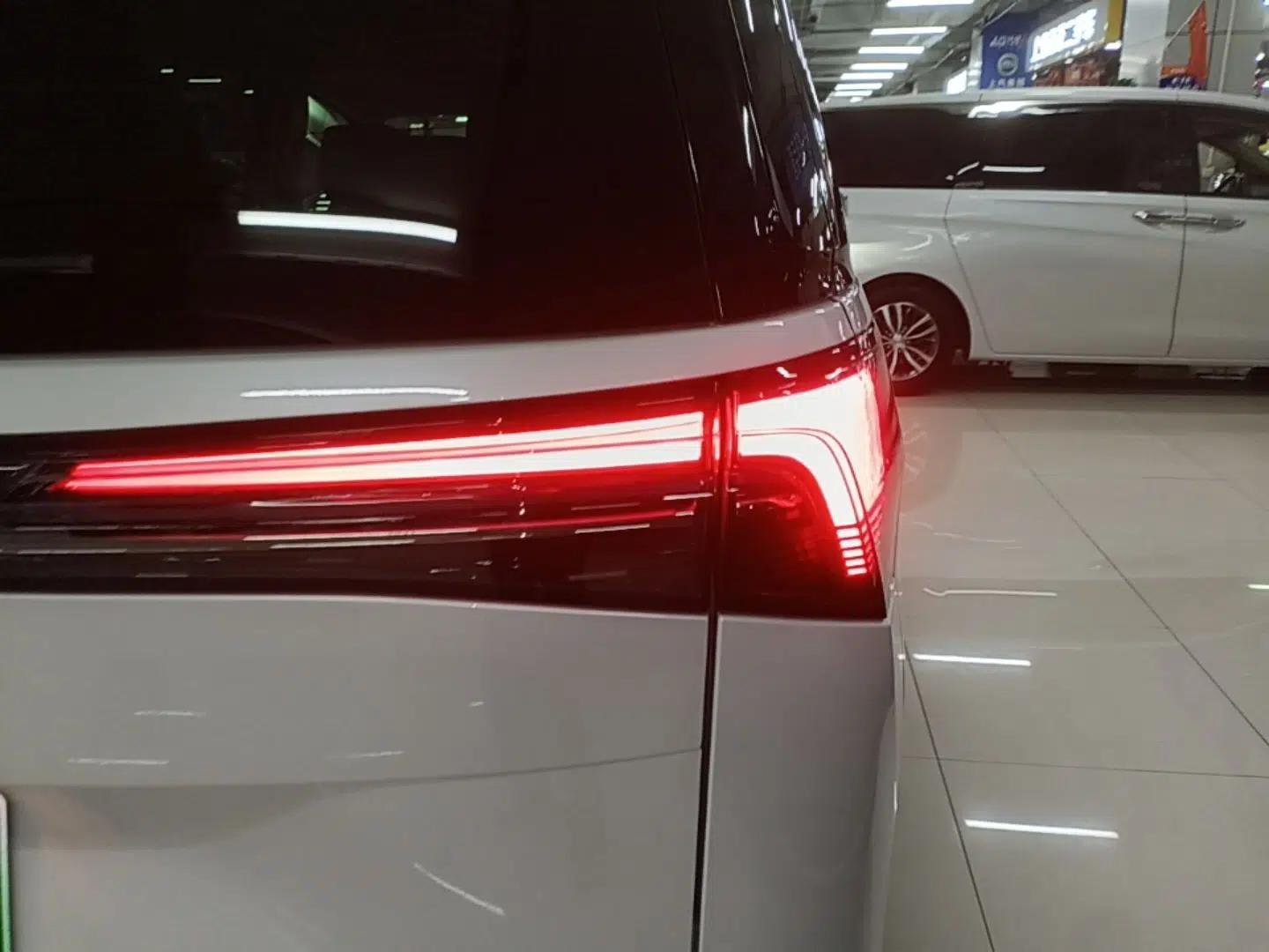 Buick GL8 New Energy 2025 Lu Shang Luxury Edition 7-Seater — миниатюра 9