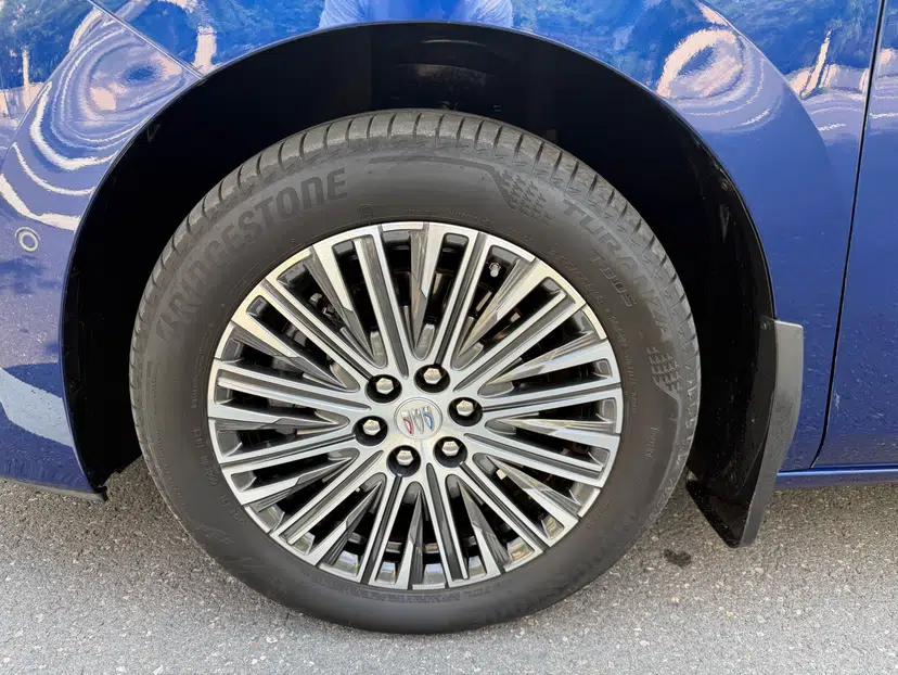 Buick GL8 New Energy 2024 Lu Zun Luxury Edition 6-Seater — миниатюра 12