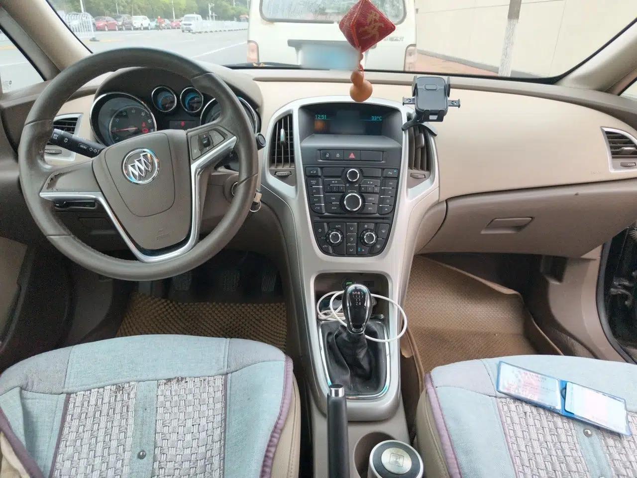 Buick GT 2010 GT 1.6L Manual Entry-Level Model — миниатюра 9