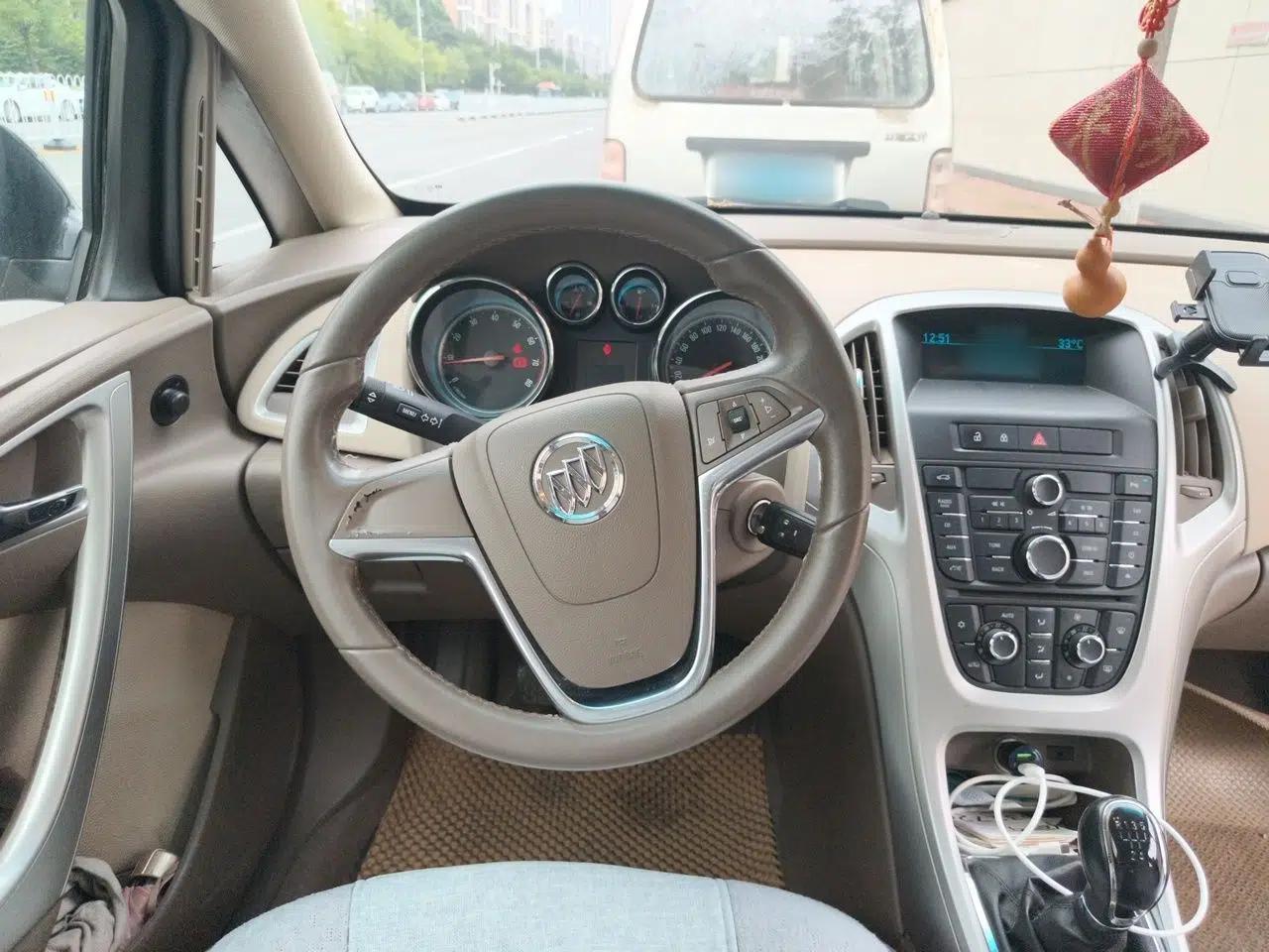 Buick GT 2010 GT 1.6L Manual Entry-Level Model — миниатюра 10