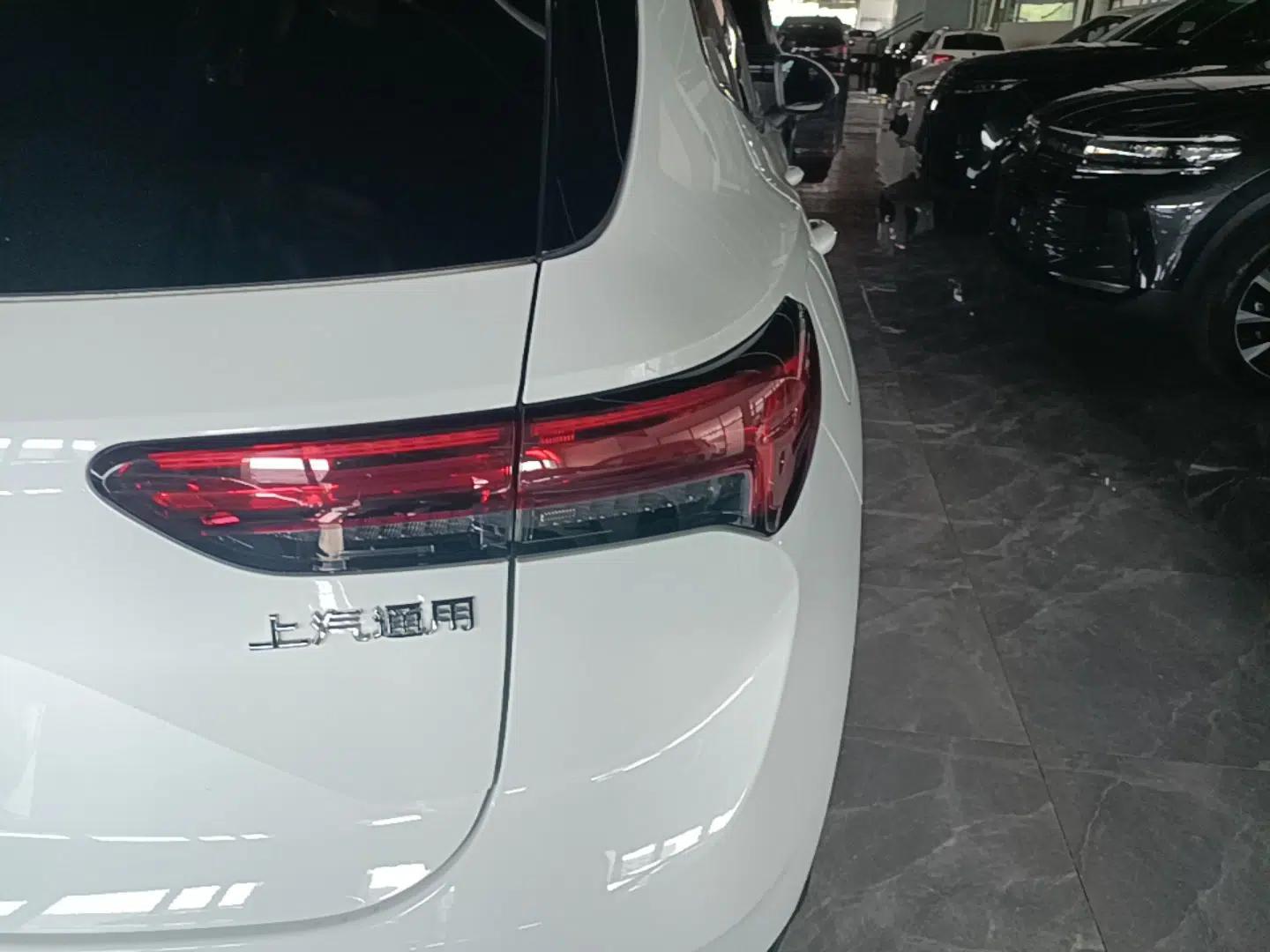 Buick Envision 2023 Encore S 552T Two-Wheel Drive Luxury Model — миниатюра 9