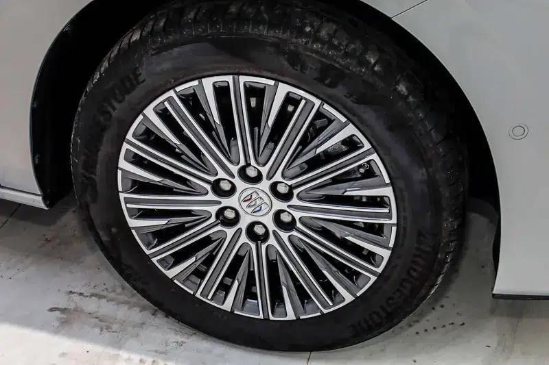 Buick GL8 PHEV 2024 Luxury 1.5T 7-Seat Edition — миниатюра 18