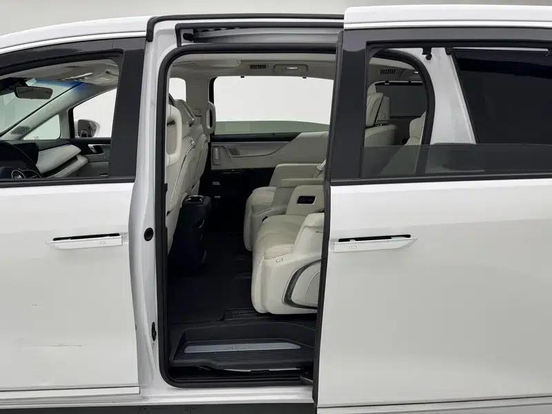 Buick GL8 PHEV 2024 Luxury 1.5T Premium Edition — миниатюра 23