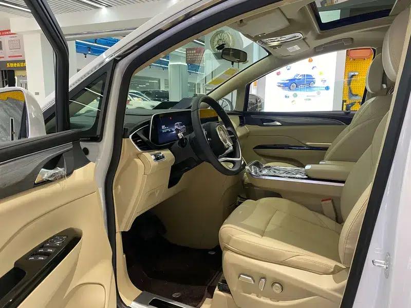 Buick GL8 PHEV 2025 Land Cruiser 1.5T First Enjoy Edition — миниатюра 8