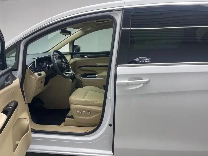 Buick GL8 PHEV 2025 Land Cruiser 1.5T First Enjoy Edition — миниатюра 17
