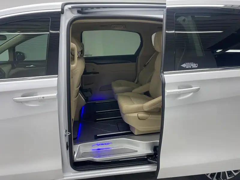 Buick GL8 PHEV 2025 Land Cruiser 1.5T First Enjoy Edition — миниатюра 18