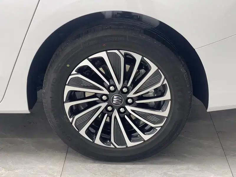 Buick GL8 PHEV 2025 Land Cruiser 1.5T First Enjoy Edition — миниатюра 9